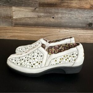 Gravity Defyer‎ Women’s Mulina Leather Loafer Embroidered Comfortable size 8.5